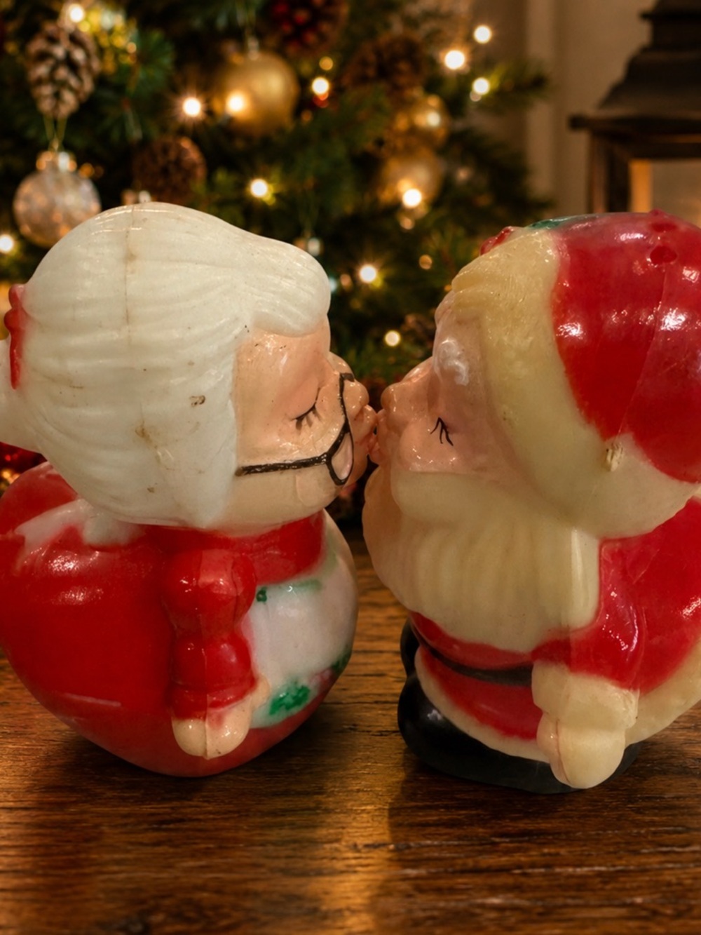 Vintage Style Mrs. Claus and Santa Kissing Figurine Set Salt & Pepper Shakers
